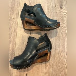 Dansko peep toe size 7 (37) clogs perfect condition